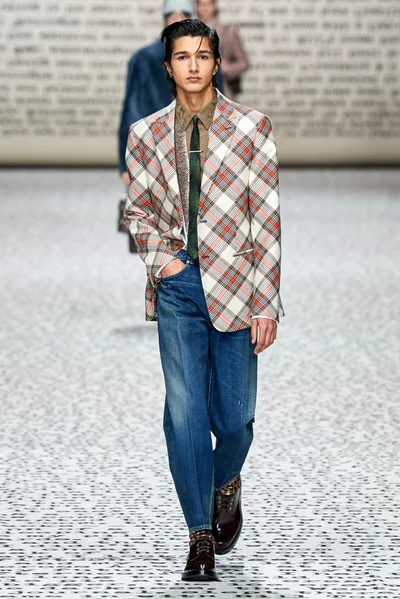 Look 18